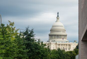 Naklejka premium World famous United States Capitol Building under an overcast sky
