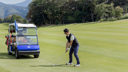 ゴルフを楽しむ日本人のミドル男性