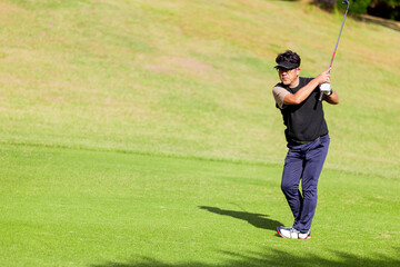 ゴルフを楽しむ日本人のミドル男性