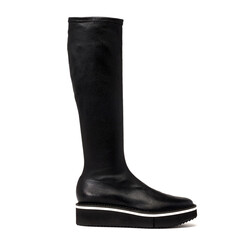 Botte en cuir noir à la mode sur fond blanc