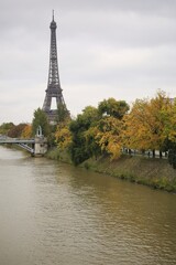 Obraz premium Eiffel tower at autumn time with yellow trees