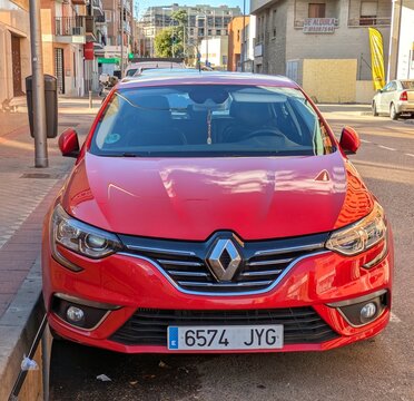 Vista frontal de un autom&oacute;vil Renault Megane aparcado en una calle de Madrid, Espa&ntilde;a, 8 de noviembre de 2025