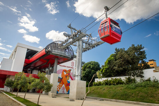 Santiago, Dominikanische Republik, 21. Februar 2025 - Seilbahnstation "Yolanda Santana" mit Kabine.