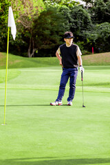 ゴルフを楽しむ日本人のミドル男性