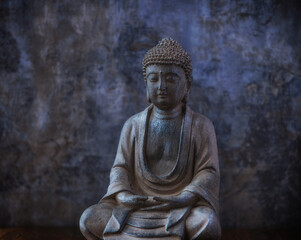 Obraz premium Meditating Buddha Statue on dark background. Soft focus. Close up. Copy space 