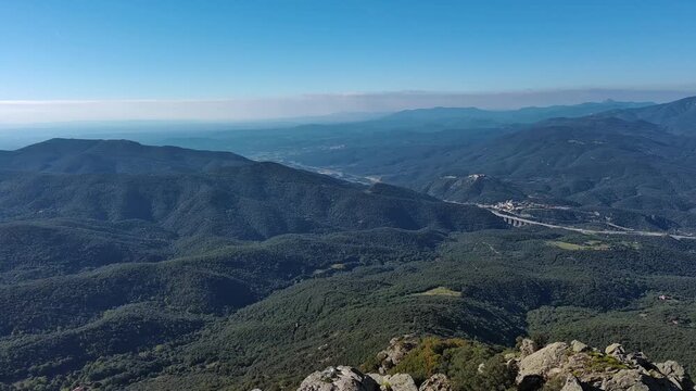 Panorama a&eacute;rien au sommet du Puig San Cristau dans les Alb&egrave;res
