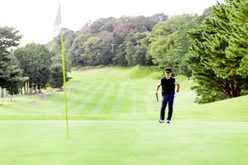 ゴルフを楽しむ日本人のミドル男性