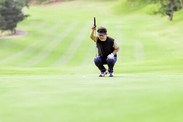 ゴルフを楽しむ日本人のミドル男性