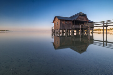 Obraz premium Bayern, Ammersee, Stegen, Bootshaus, Oberbayern, Morgenstimmung, Sonnenaufgang, 