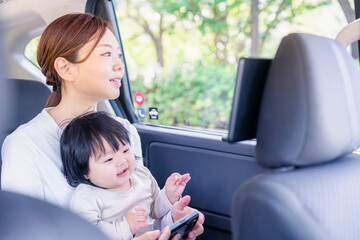 小さい子供と一緒にタクシーに乗るお母さん © maroke