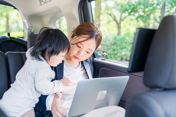 子どもが突然熱を出してタクシーでお迎えに行くワーママ