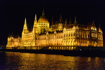 Obraz premium Il parlamento di Budapest in notturna ripreso da un battello sul Danubio (Ungheria)