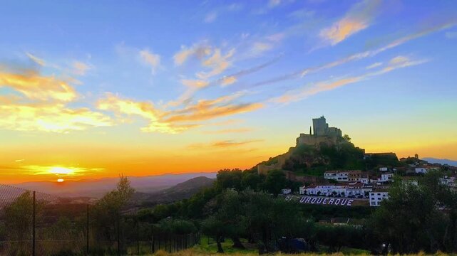 Atardecer completo iluminando castillo de luna en Alburquerque 