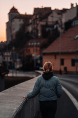 Obraz premium Urban street at sunset with blurred background