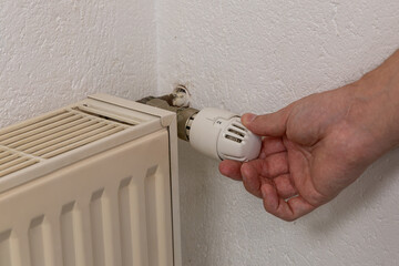 Un thermostat de chauffage en train d'&ecirc;tre tourn&eacute; en mode allumer.