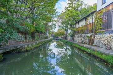 青空バックに見る静寂に包まれた古い運河（八幡堀）の情景