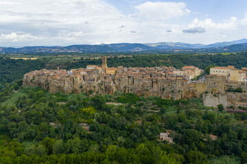 Naklejka premium Pitigliano Skyline - Pitigliano, Italy