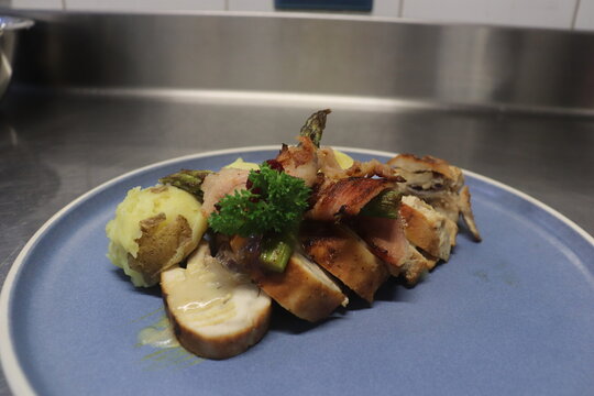 ROULETTE DE POLLO CON PURE DE PAPAS Y ESPARRAGOS 