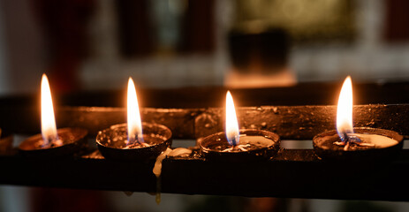 Fila de velas encendidas creando un ambiente cálido y contemplativo