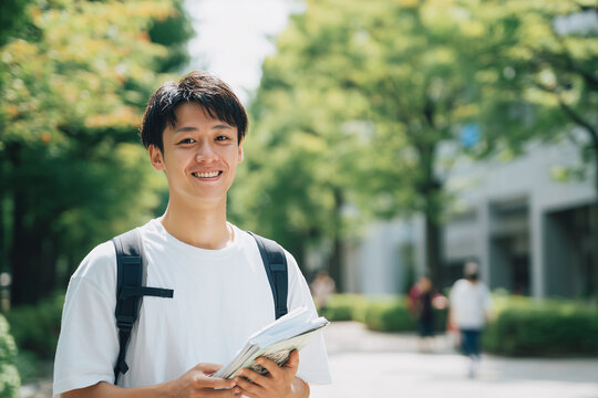 キャンパスライフを送る大学生、男子大学生
