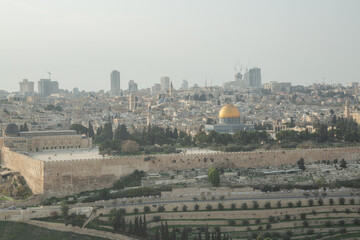 Fototapeta premium evening scenery of temple mount in jerusalem old city seen from observation deck on mount olive