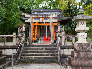 雨が降る稲荷神社の風景