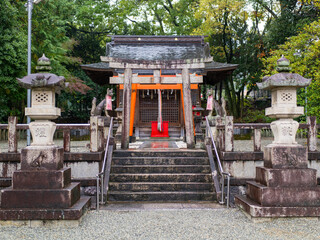 雨が降る稲荷神社の風景