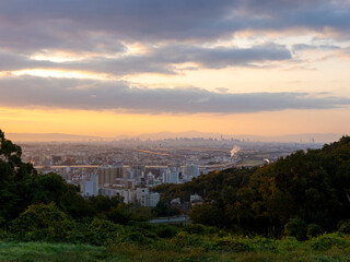朝焼けに照らされた都市の風景