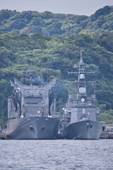 横須賀港に停泊している船