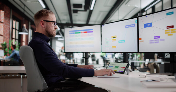 Creative Marketing Analyst Uses Digital Mind Mapping