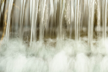 小さな滝のような流れる落ちる水