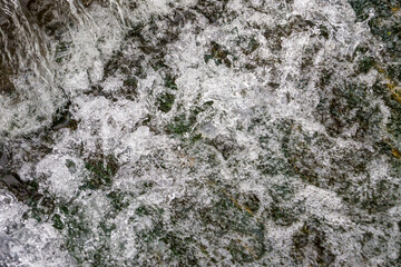 しぶきを上げながら激しく流れる水
