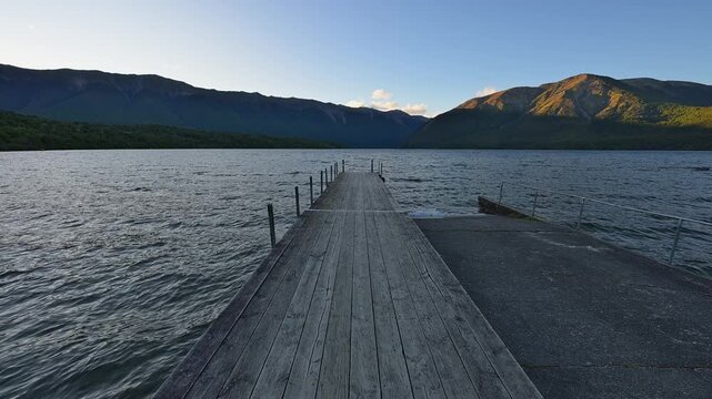 Holzsteg, See, Berglandschaft, D&auml;mmerung, Sommer, Lake Rotoiti, Saint Arnaud, Tasman Region, S&uuml;dinsel, Neuseeland, Ozeanien