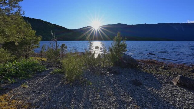 Sonne, blendende, Strahlen, friedlich, See, Fels, Ufer, Sommer, Lake Rotoiti, Saint Arnaud, Tasman Region, S&uuml;dinsel, Neuseeland, Ozeanien 