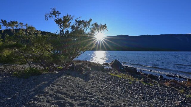 Sonne, blendende, Strahlen, friedlich, See, Fels, Ufer, Sommer, Lake Rotoiti, Saint Arnaud, Tasman Region, S&uuml;dinsel, Neuseeland, Ozeanien 