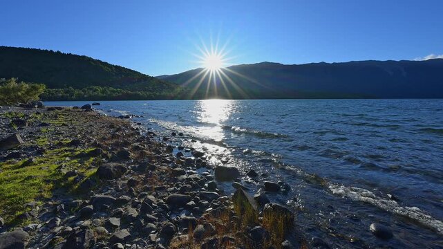 Sonne, blendende, Strahlen, friedlich, See, Fels, Ufer, Sommer, Lake Rotoiti, Saint Arnaud, Tasman Region, S&uuml;dinsel, Neuseeland, Ozeanien 