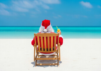 Père Noël en vacances sur la plage