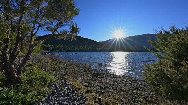 Sonne, blendende, Strahlen, friedlich, See, Fels, Ufer, Sommer, Lake Rotoiti, Saint Arnaud, Tasman Region, S&uuml;dinsel, Neuseeland, Ozeanien 