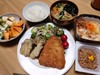 An example of a mixed fry set meal at a Western restaurant in town (horse mackerel fry set meal - includes some small dishes, miso-soup, and dessert) / 町の洋食屋さんで食べるミックスフライ定食の一例(アジフライ定食～舞茸の天ぷら，月見とろろの小鉢)