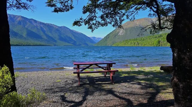 Picknicktisch, Ufer, See, Berge, Himmel, Sommer, Lake Rotoiti, Saint Arnaud, Tasman Region, S&uuml;dinsel, Neuseeland, Ozeanien