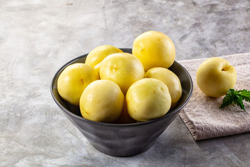 Yellow Uzbek nectarines in the bowl