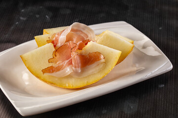Slised sweet melon with Jamon