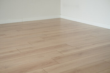Naklejka premium Light wooden flooring in an empty room
