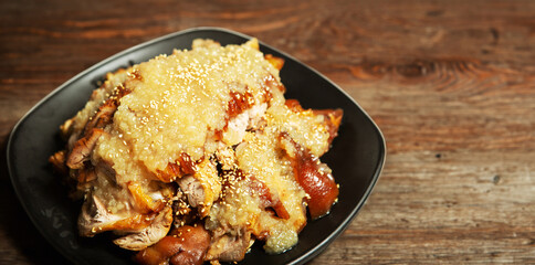 Pig trotters topped with minced garlic