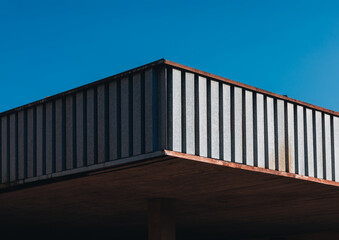 Obraz premium Modern Metal Facade with Clean Lines Against Blue Sky