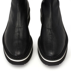 Détail Botte en cuir noir à la mode sur fond blanc