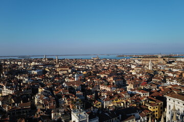 Toits en veille et lagune en lumi&egrave;re : Venise suspendue entre densit&eacute; urbaine et horizon liquide