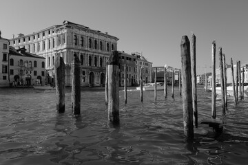 Pieux en veille et fa&ccedil;ades en reflet : Venise fig&eacute;e sous eau calme et pierre noble