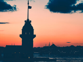 Obraz premium Maiden's Tower Black silhouette against the background of the red sky and Istanbul at sunset in the evening at dusk