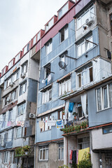Naklejka premium Urban street scene with laundry hanging on clotheslines between old buildings